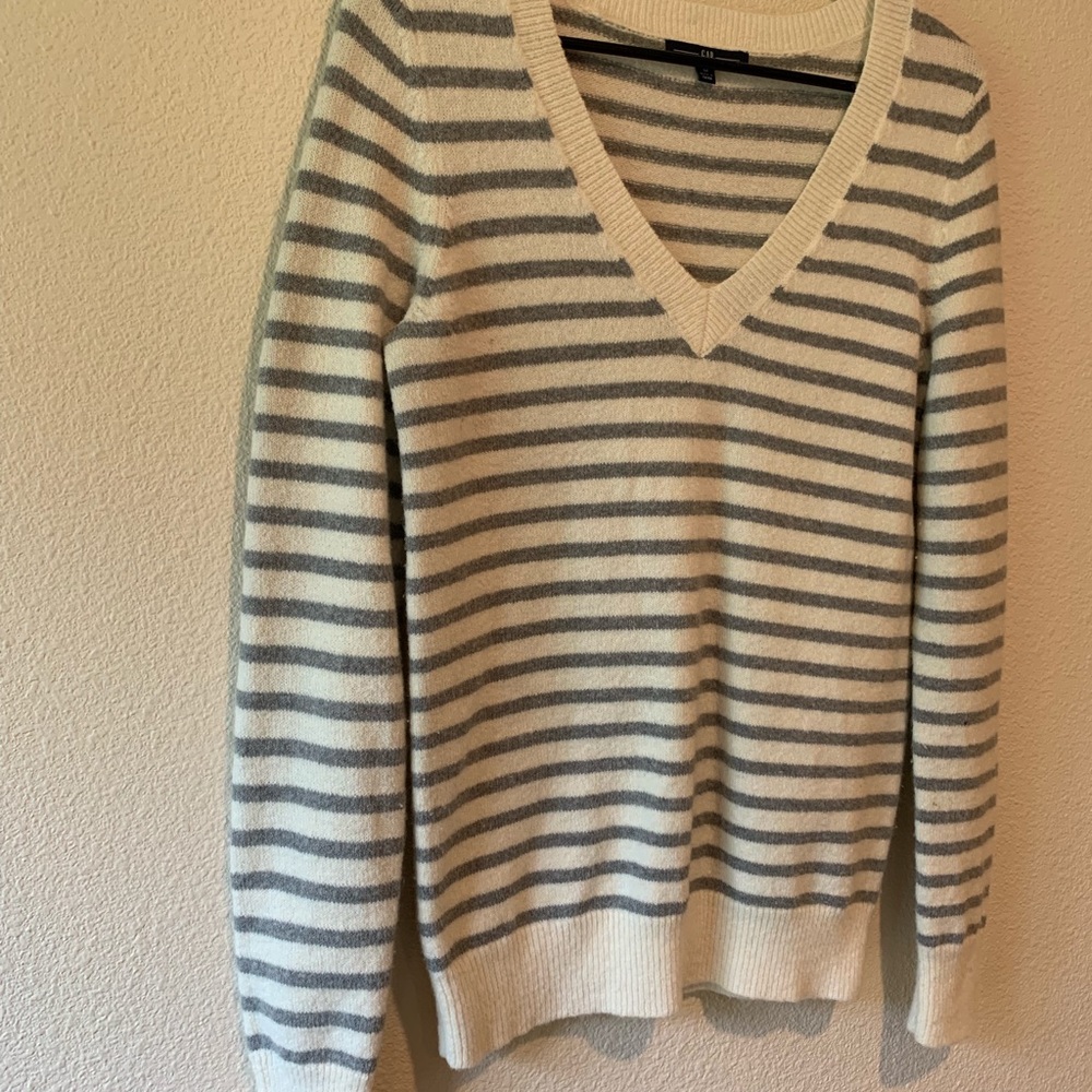 Gap Sweater - Picture 2 of 3